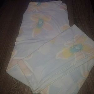BNWOT LULAROE TC Leggings baby blue background